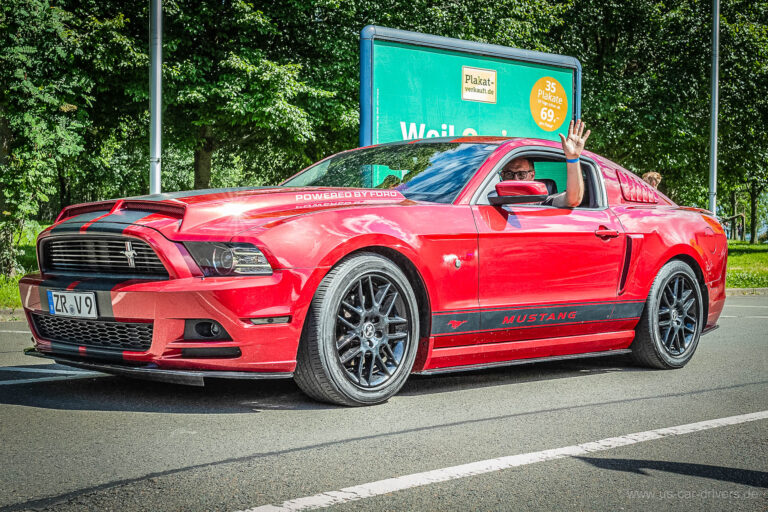 Roter Mustang am Platzrand