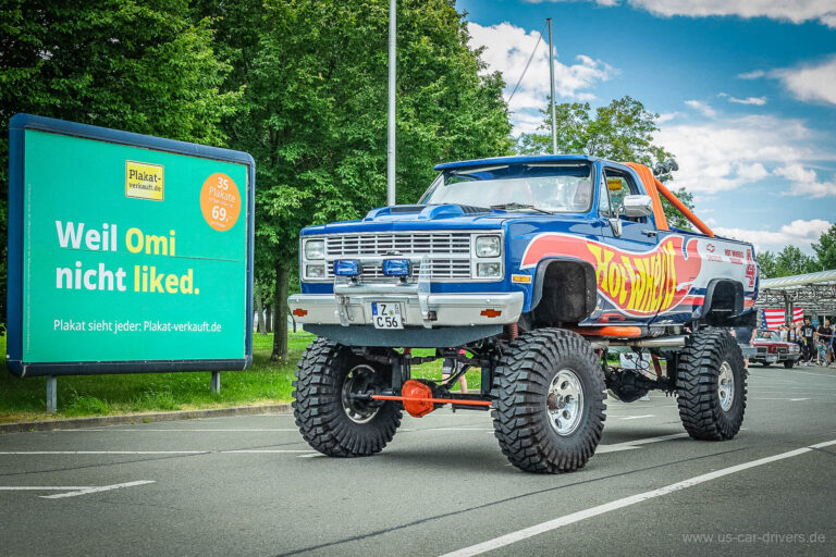 Höhergelegter Chevrolet-Pick-up mit Flammen-Lackierung