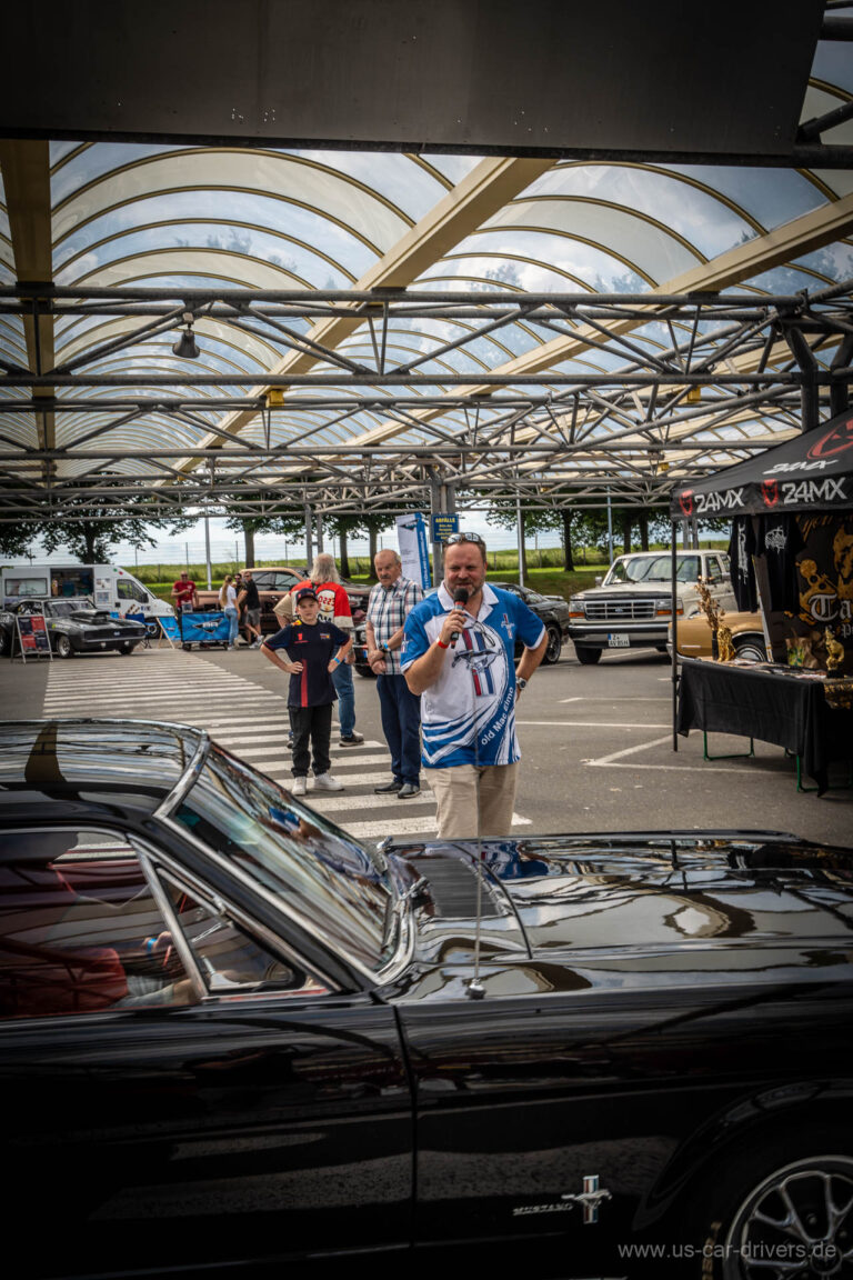 Schwarzes Cabrio, im Hintergrund Besucher