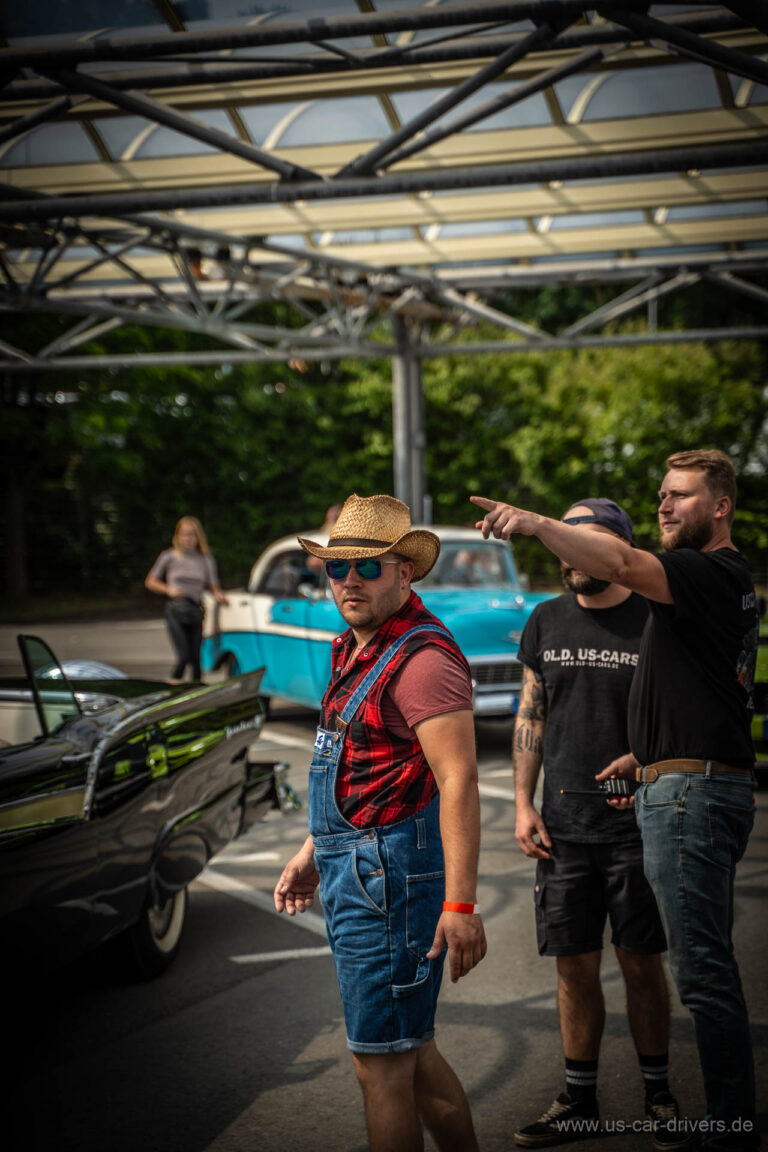 Besucher mit Cowboyhut zeigt über den Platz