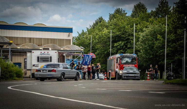 Feuerwehrauto und Fahrzeuge am Platzrand