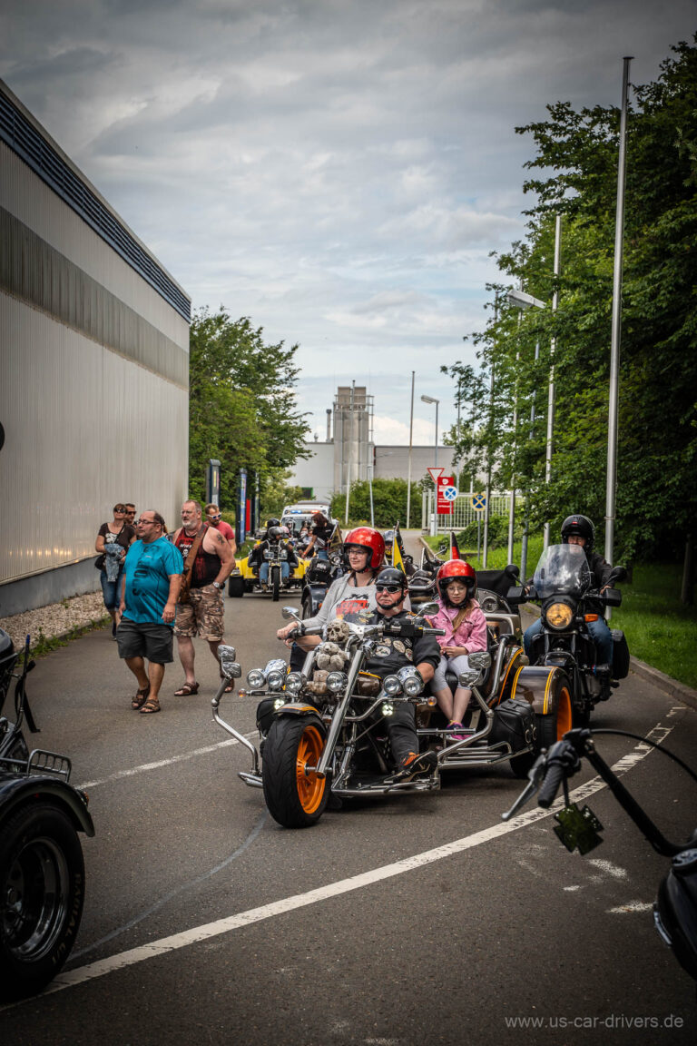 Trikes fahren auf den Platz