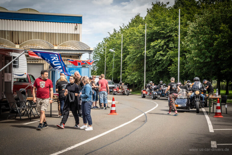 Besucher und Trikes an der Einfahrt