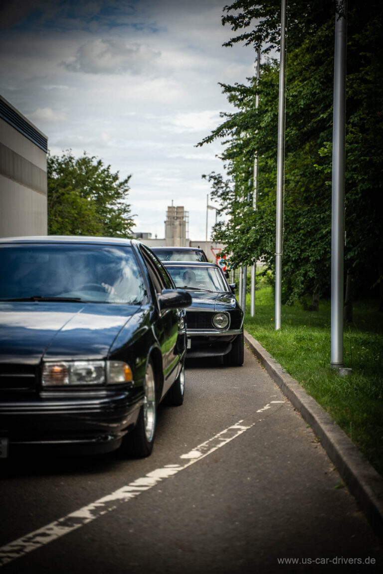 Dunkler Wagen auf der Zufahrt