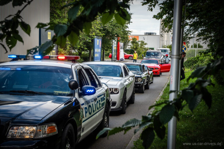 Streifenwagen mit Blaulicht führt eine Kolonne an