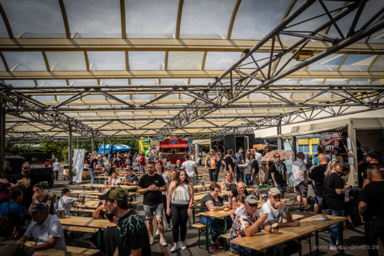 Volle Biergarnituren unter dem Hallendach