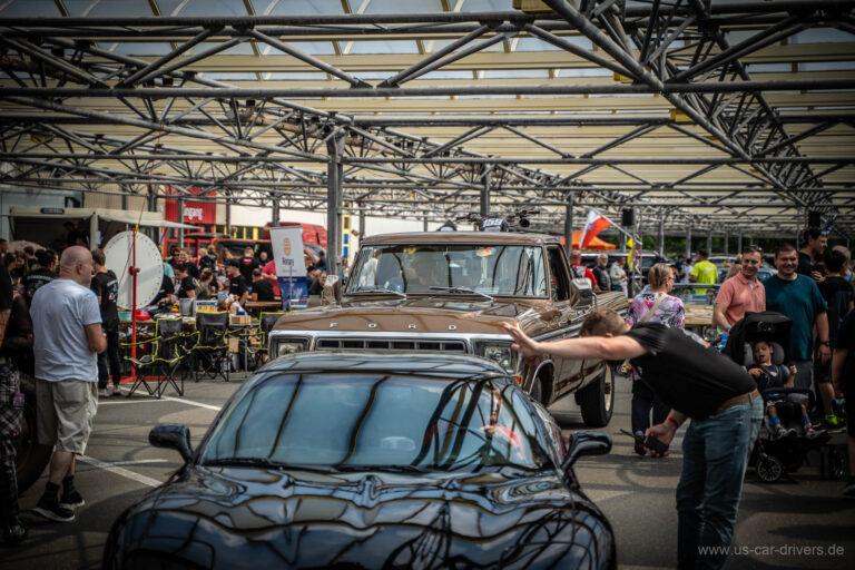 Schwarzer Wagen mit Airbrush zwischen Besuchern