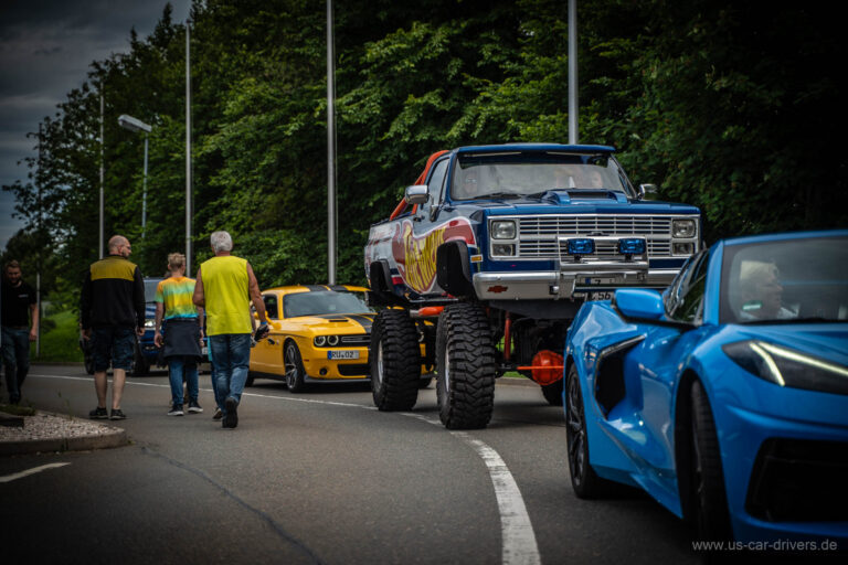 Monstertruck-Pick-up und blaue Corvette