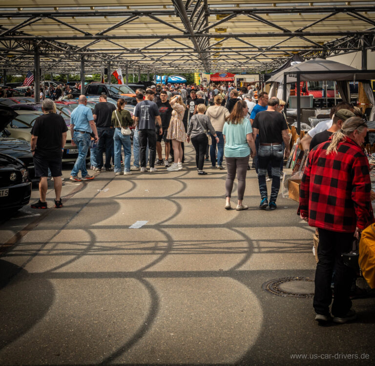 Besucher schlendern über den Platz