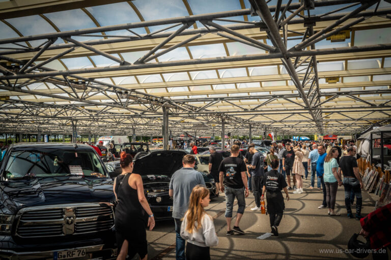 Dodge RAM und Besucher unter dem Hallendach