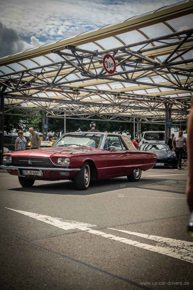 Weinroter Ford Thunderbird unter dem Hallendach