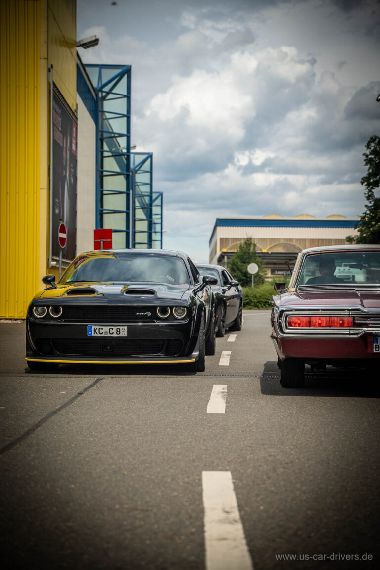 Schwarzer Dodge Challenger auf der Zufahrt