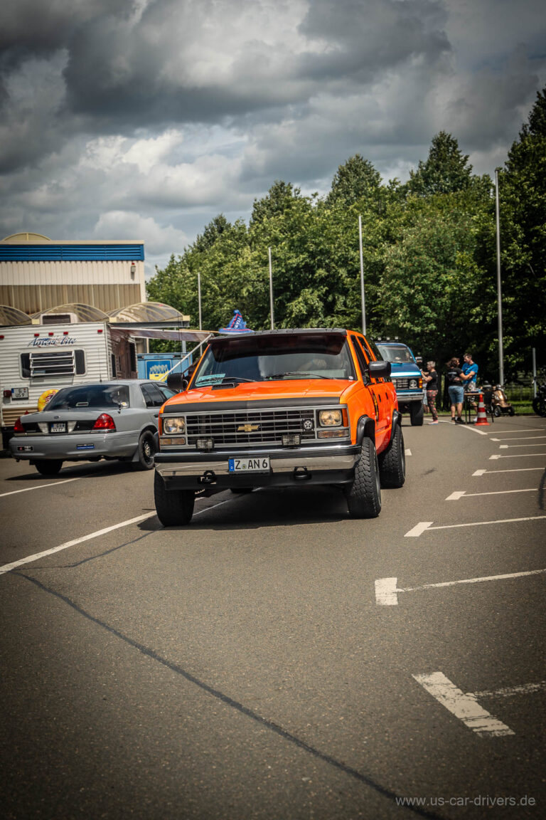 Oranger Pick-up fährt ein