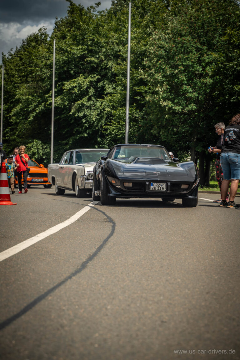 Schwarze Corvette auf der Zufahrt