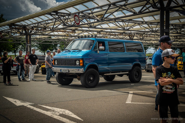 Blauer Chevrolet-Van mit Höherlegung
