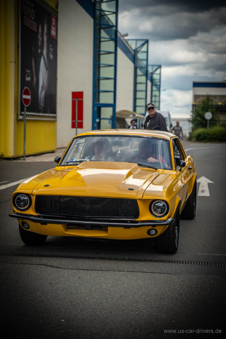 Gelber Ford Mustang aus den Sechzigern