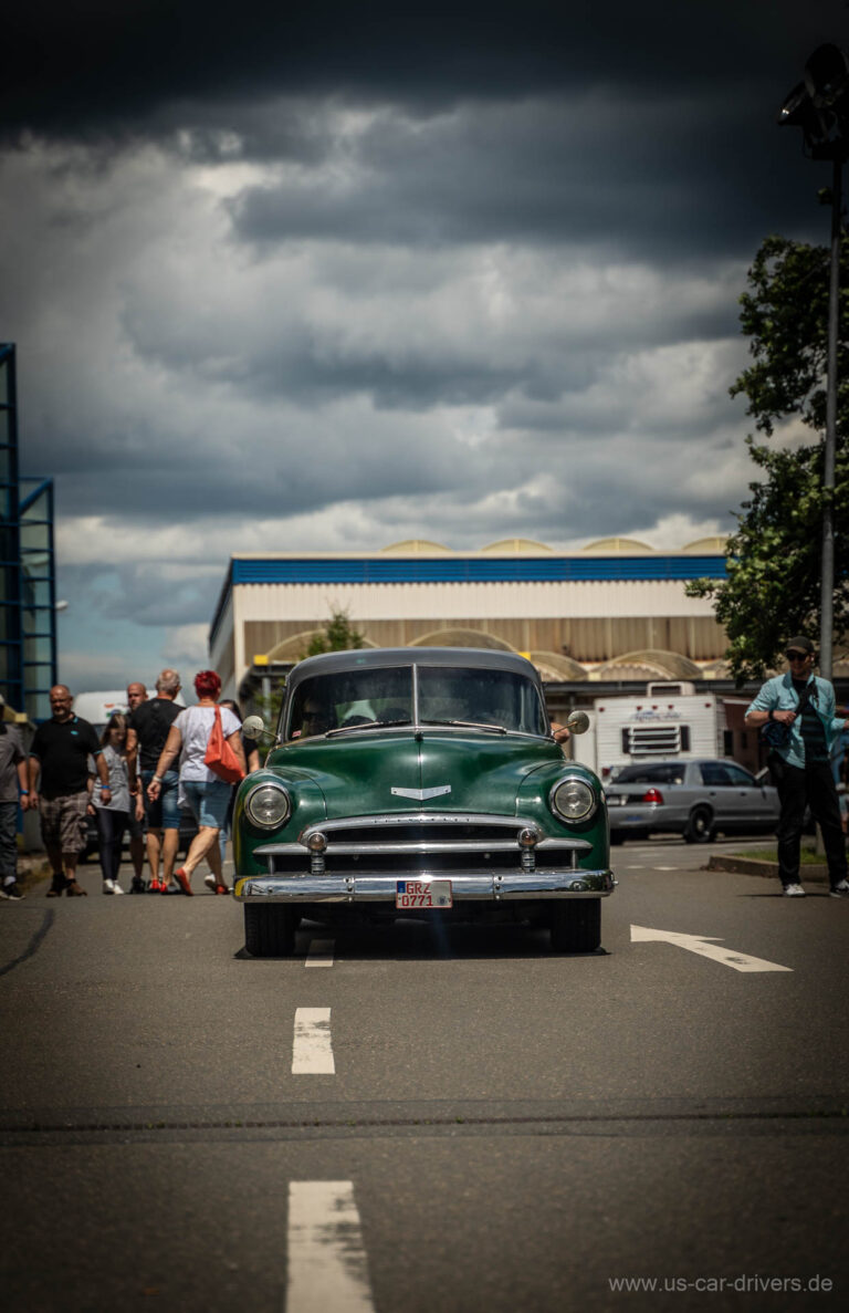 Grüner Chevrolet aus den Fünfzigern auf der Zufahrt