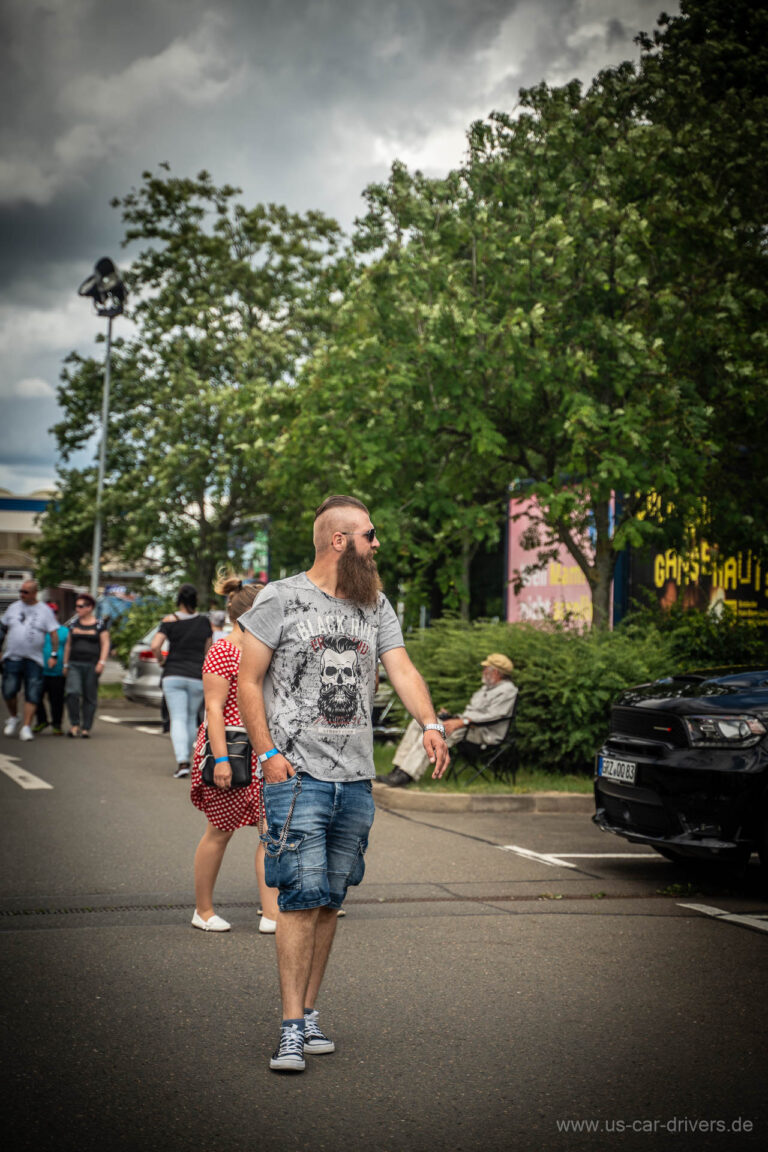 Besucher geht über die Zufahrt