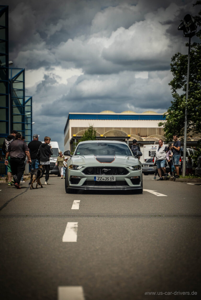Weißer Mustang auf der Zufahrt