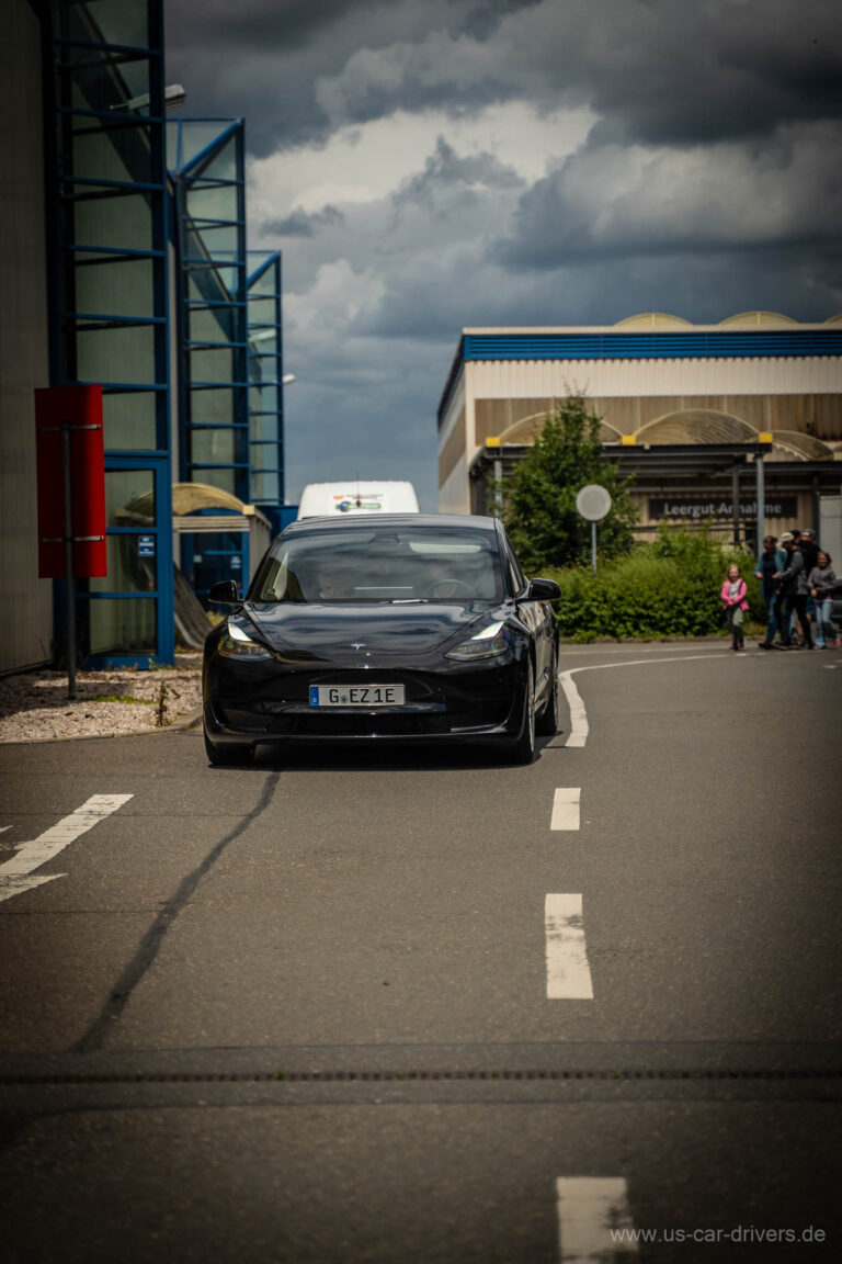 Schwarzer Sportwagen fährt ein
