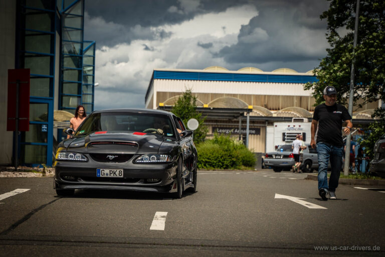 Schwarzer Mustang fährt ein
