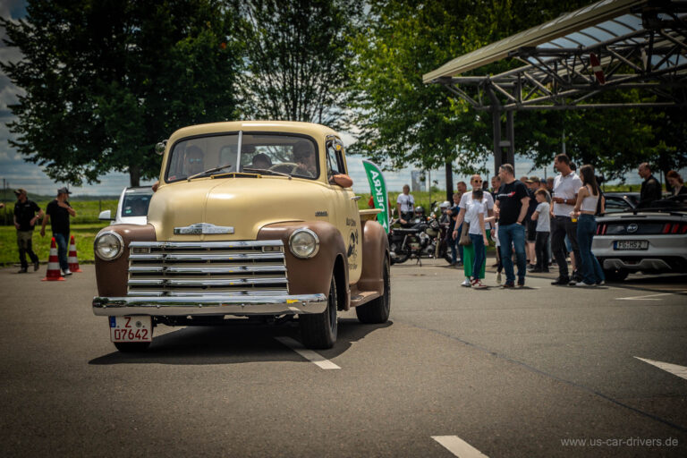 Beiger Chevrolet-Pick-up aus den Fünfzigern