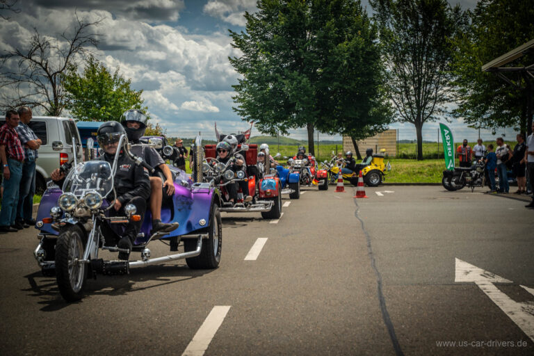 Trike mit Fahrer rollt über den Platz
