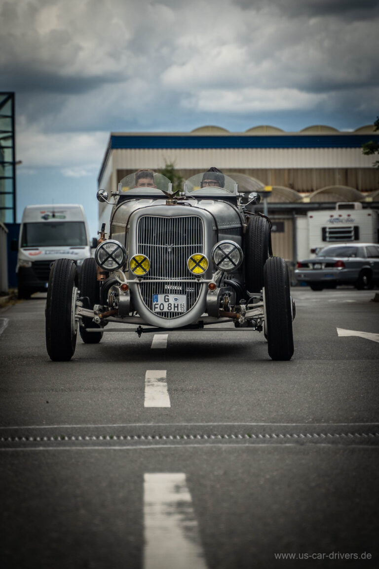 Offener Hot Rod auf der Zufahrt