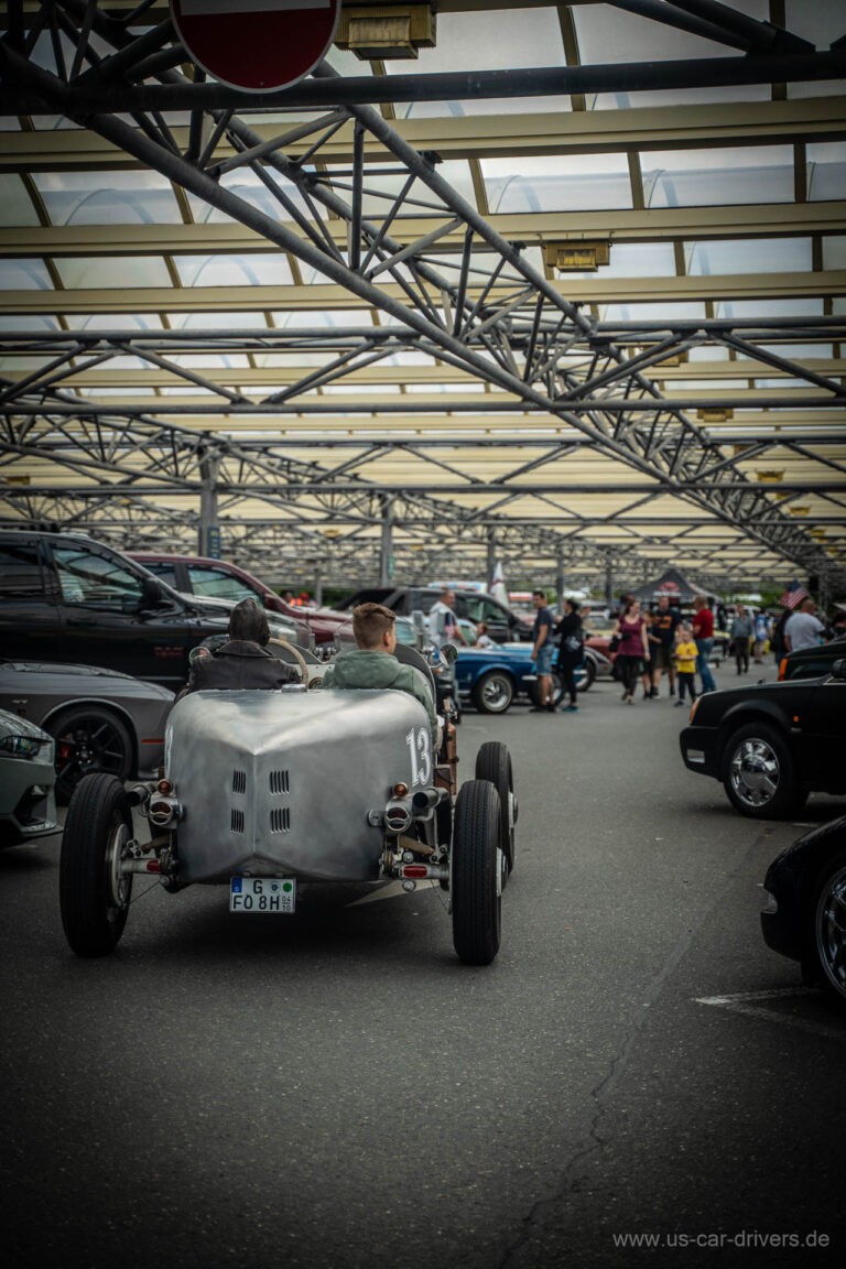 Weißer Hot Rod unter dem Hallendach