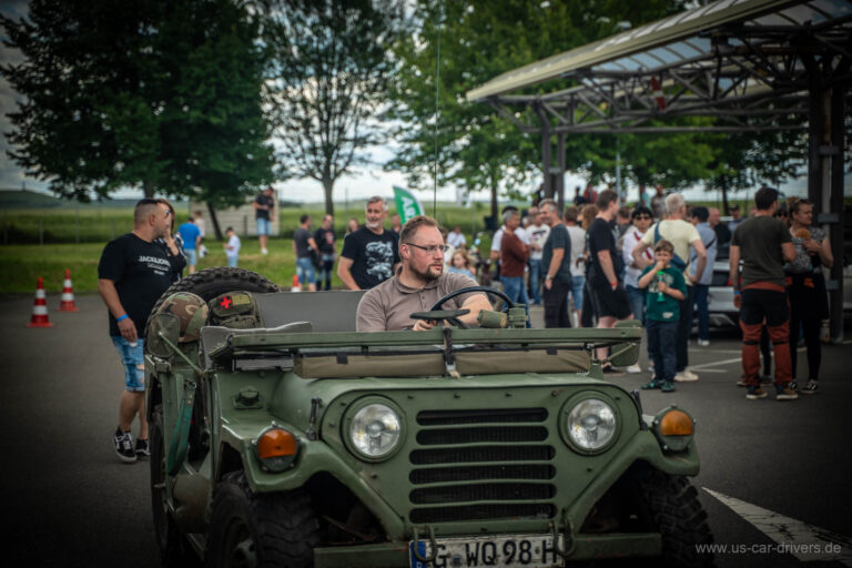 Olivgrüner Militär-Jeep mit Fahrer