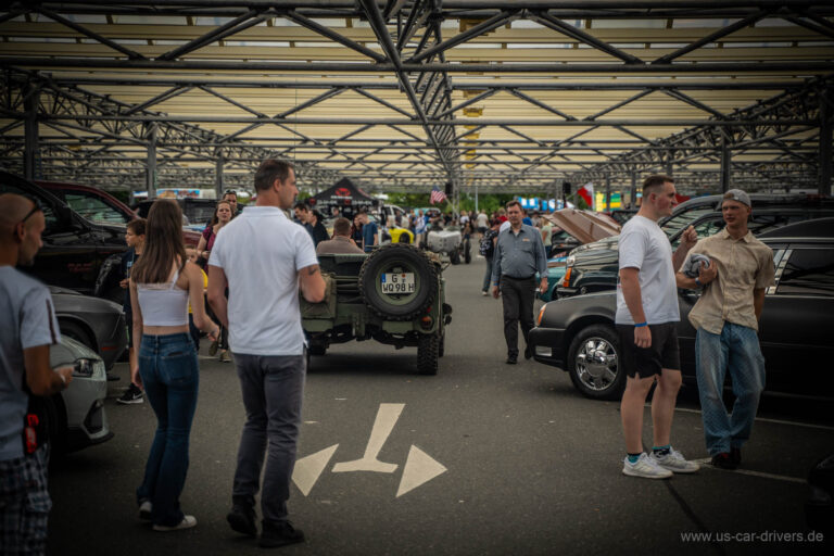Besucher an einem offenen Geländewagen