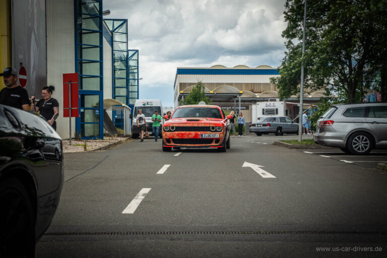 Oranger Dodge Challenger fährt ein