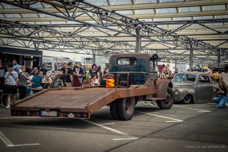 Rostiger Pick-up mit Abschlepp-Ladefläche