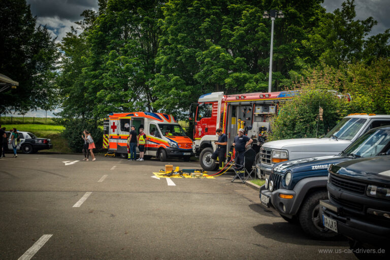 Feuerwehr und Rettungswagen am Platzrand
