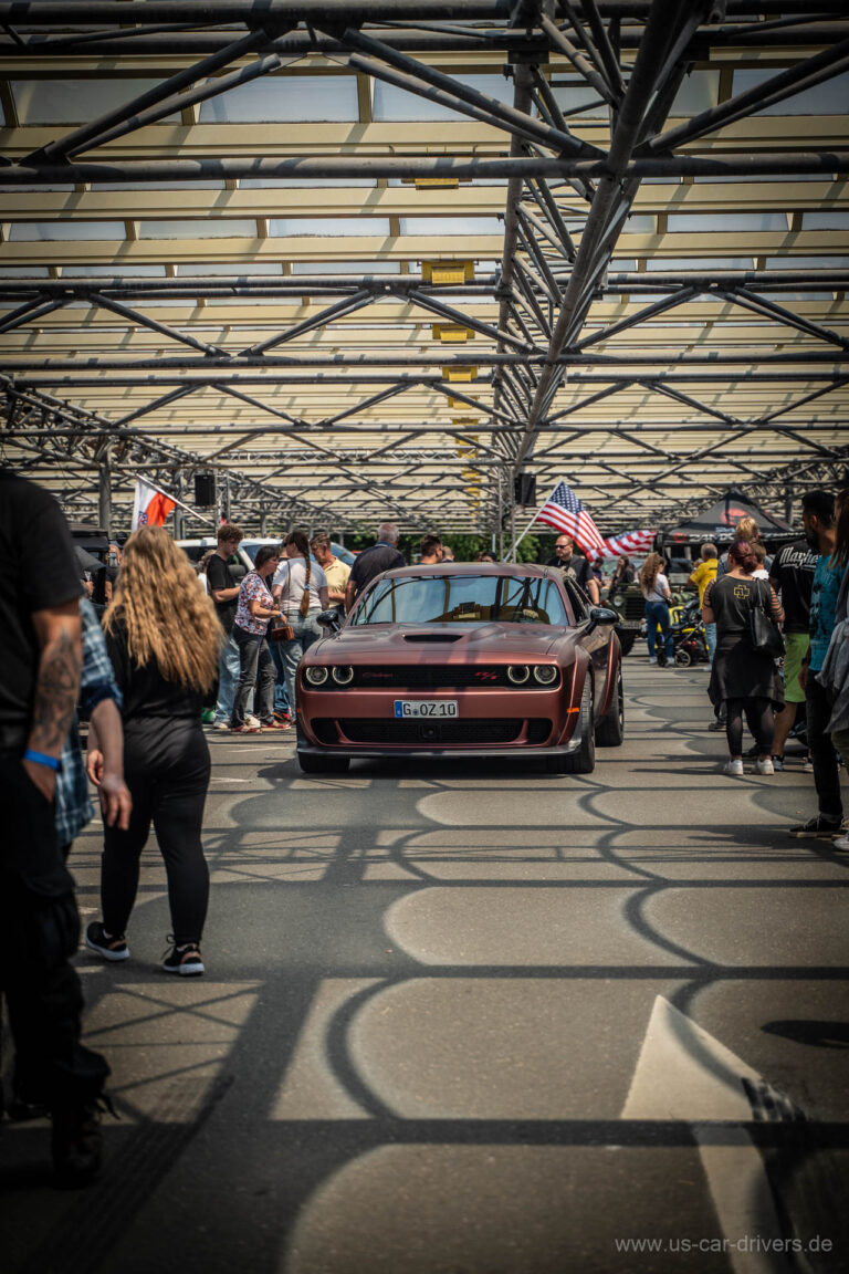 Roter Wagen unter dem Hallendach