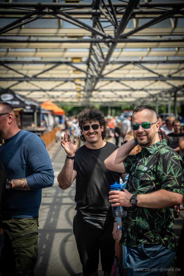 Drei Besucher posieren für die Kamera