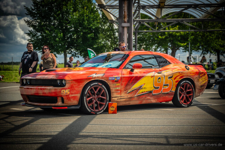 Oranger Dodge Challenger im Rennwagen-Look mit Startnummer 95