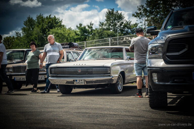 Weißer Ford Galaxie und Besucher