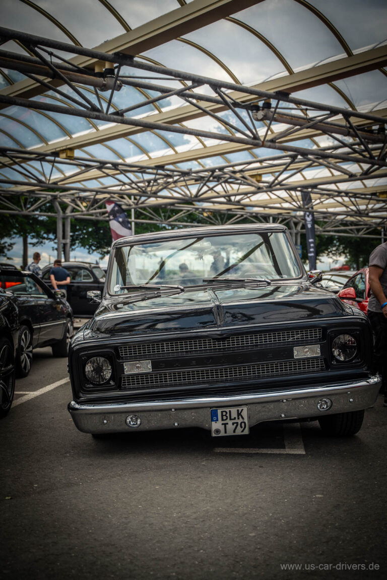 Schwarzer Chevrolet-Pick-up unter dem Hallendach
