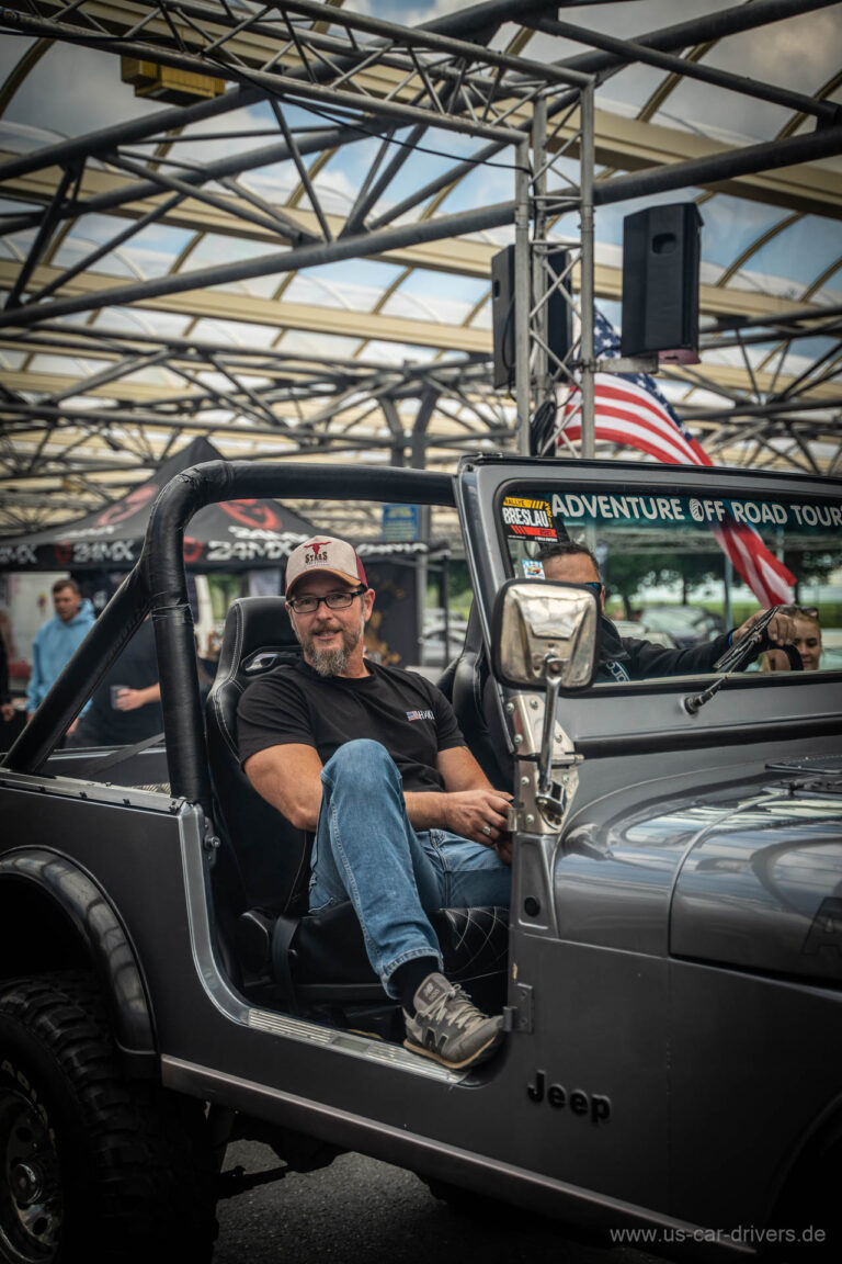 Fahrer in einem offenen Jeep Wrangler