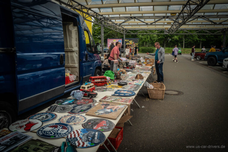 Verkaufsstand mit Aufnähern und Schildern