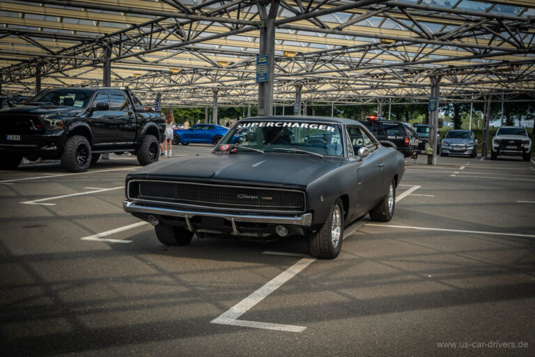 Schwarzer Dodge Charger aus den Sechzigern