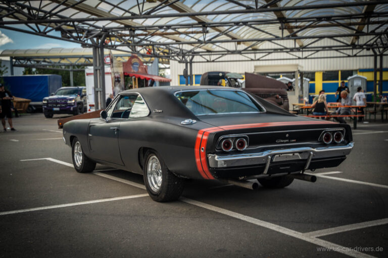 Dodge Charger mit roten Rückleuchten von hinten