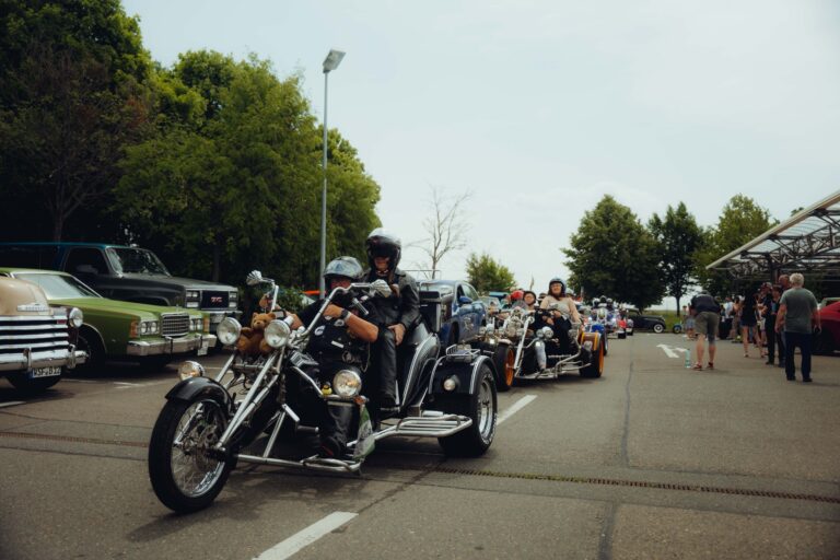 Trike rollt über den Platz