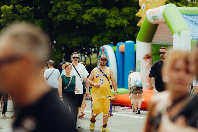 Besucher vor der Hüpfburg im Kinderbereich