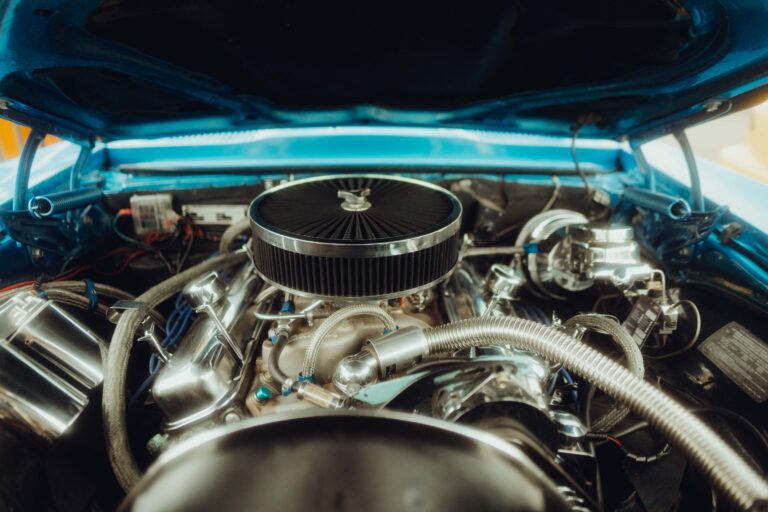 Verchromter V8-Motor im blauen Motorraum