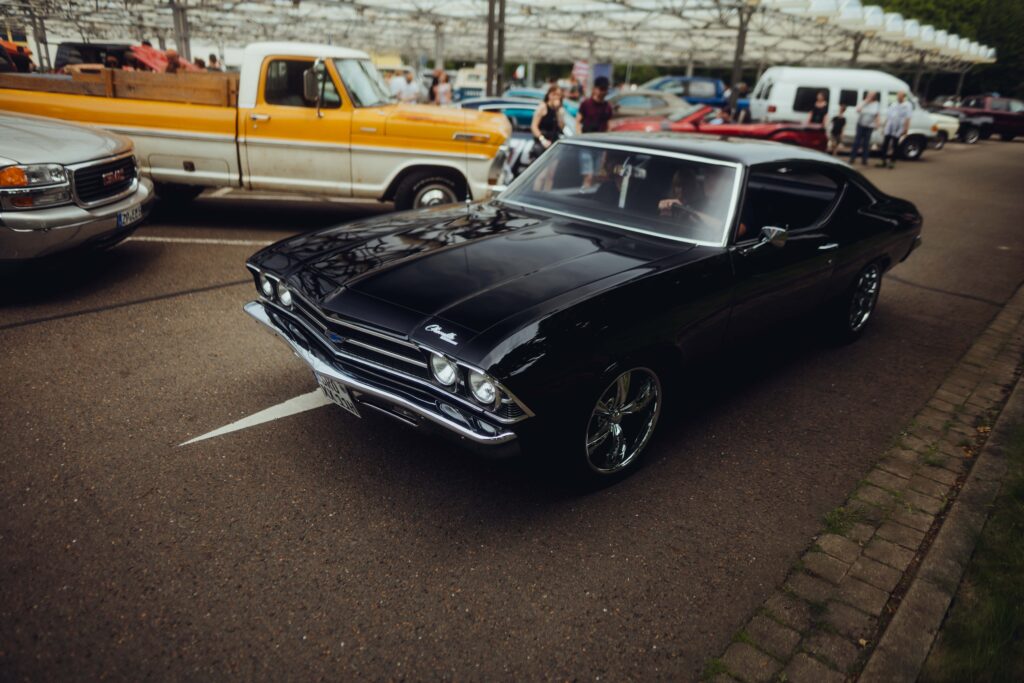 Schwarzes Muscle Car rollt über den Platz, Treffen 2025