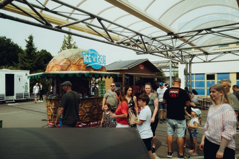Imbissstand mit Ananas-Dach, Besucher stehen an